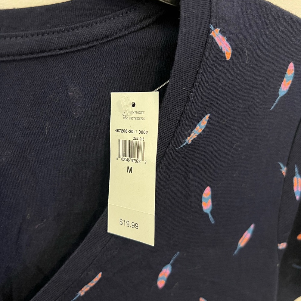 NWT Gap Women's Navy V-Neck Printed T-Shirt with a feather pattern - Picture 6 of 7